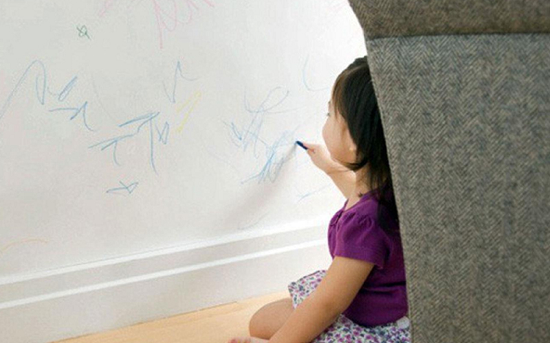 چگونه مداد رنگی را از روی دیوار گچی پاک کنیم؟