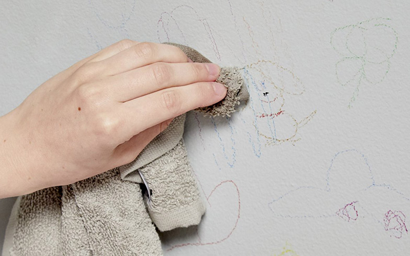 چگونه مداد رنگی را از روی دیوار گچی پاک کنیم؟